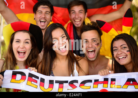 Gruppe von begeisterten deutschen Sport Fußball fans feiern Sieg. Stockfoto