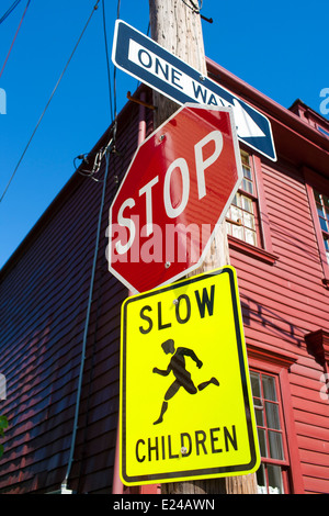 Straßenschilder geben Anweisungen und Befehle für Autofahrer und Fußgänger zu stoppen und für Kinder am Newport Rhode Island ansehen Stockfoto