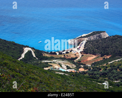Blick auf den Strand von Porto Katsiki am Ionischen Meer in Lefkada, Griechenland. Bekannt für seine markanten weißen Klippen und das klare türkisfarbene Wasser ist es ein beliebtes Touristenziel. Stockfoto