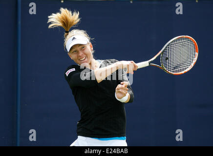 Eastbourne, Vereinigtes Königreich. 15. Juni 2014. Aegon International Jelena Jankovic (SRB) gibt Autogramme für ihre Fans in Devonshire Park. Bildnachweis: Aktion Plus Sport/Alamy Live-Nachrichten Stockfoto