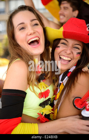 Glückliche deutschen Freundinnen sport Fußball-Fans feiern Sieg umarmen einander. Stockfoto