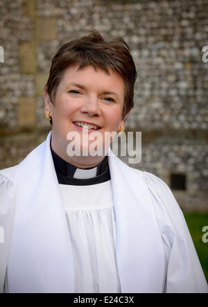 West Sussex, UK. 15. Juni 2014. Erstmals eine Portion Priester Bischof in der Diözese von Chichester Ordaines Frauen gestern Abend. Der Rt Rev Richard Jackson Bischof von Lewes ordiniert Dr. Alison Green, Sarah Flashman und Karen Young bei einem Abendgottesdienst in der vergangenen Nacht (15.06.14) in St. Pauls Kirche, Chichester, West Sussex. Dies war das erste Mal eine Portion Bischof in der Diözese von Chichester Frauen als Priester ordiniert wurde. Sarah Flashman. Bildnachweis: Jim Holden/Alamy Live-Nachrichten Stockfoto