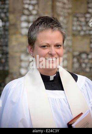 West Sussex, UK. 15. Juni 2014. Erstmals eine Portion Priester Bischof in der Diözese von Chichester Ordaines Frauen gestern Abend. Der Rt Rev Richard Jackson Bischof von Lewes ordiniert Dr. Alison Green, Sarah Flashman und Karen Young bei einem Abendgottesdienst in der vergangenen Nacht (15.06.14) in St. Pauls Kirche, Chichester, West Sussex. Dies war das erste Mal eine Portion Bischof in der Diözese von Chichester Frauen als Priester ordiniert wurde. Karen Young. Bildnachweis: Jim Holden/Alamy Live-Nachrichten Stockfoto