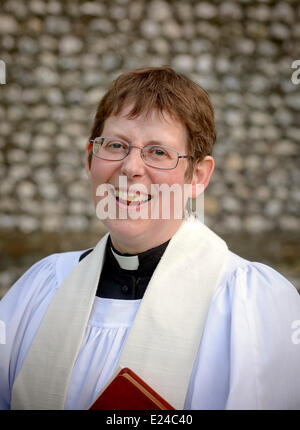 West Sussex, UK. 15. Juni 2014. Erstmals eine Portion Priester Bischof in der Diözese von Chichester Ordaines Frauen gestern Abend. Der Rt Rev Richard Jackson Bischof von Lewes ordiniert Dr. Alison Green, Sarah Flashman und Karen Young bei einem Abendgottesdienst in der vergangenen Nacht (15.06.14) in St. Pauls Kirche, Chichester, West Sussex. Dies war das erste Mal eine Portion Bischof in der Diözese von Chichester Frauen als Priester ordiniert wurde. Dr. Alison Green. Bildnachweis: Jim Holden/Alamy Live-Nachrichten Stockfoto