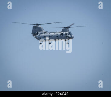 Anaheim, Kalifornien, USA. 13. Juni 2014. Ein Boeing CH-47 Chinook uns militärische Hubschrauber fliegt über Angel Stadium in Anaheim, Kalifornien, zur Unterstützung der Marine One, das Weiße Haus Reisen Pressepool sowie des Secret Service. Präsident Obama hatte früher eine Beginn Rede für die Abschlussklasse von der University of California in Irvine, Klasse 2014 ausgeliefert. © David Bro/ZUMAPRESS.com/Alamy Live-Nachrichten Stockfoto