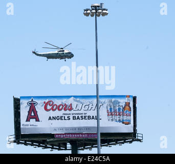 Anaheim, Kalifornien, USA. 13. Juni 2014. Sikorsky SH-3 Sea King Hubschrauber als Marine One mit US-Präsident Obama als Passagier fliegt über Angel Stadium in Anaheim, Kalifornien, am 14. Juni 2014. Präsident Obama hatte früher eine Beginn Rede für die Abschlussklasse von der University of California in Irvine, Klasse 2014 ausgeliefert. © David Bro/ZUMAPRESS.com/Alamy Live-Nachrichten Stockfoto