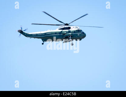 Anaheim, Kalifornien, USA. 13. Juni 2014. Sikorsky SH-3 Sea King Hubschrauber als Marine One mit US-Präsident Obama als Passagier fliegt über Angel Stadium in Anaheim, Kalifornien, am 14. Juni 2014. Präsident Obama hatte früher eine Beginn Rede für die Abschlussklasse von der University of California in Irvine, Klasse 2014 ausgeliefert. © David Bro/ZUMAPRESS.com/Alamy Live-Nachrichten Stockfoto