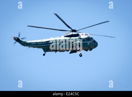 Anaheim, Kalifornien, USA. 13. Juni 2014. Sikorsky SH-3 Sea King Hubschrauber als Marine One mit US-Präsident Obama als Passagier fliegt über Angel Stadium in Anaheim, Kalifornien, am 14. Juni 2014. Präsident Obama hatte früher eine Beginn Rede für die Abschlussklasse von der University of California in Irvine, Klasse 2014 ausgeliefert. © David Bro/ZUMAPRESS.com/Alamy Live-Nachrichten Stockfoto