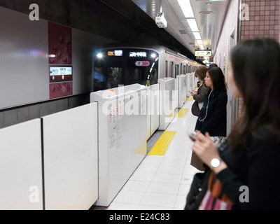 Tokyo Metro u-Bahn anreisen zu einer Plattform in Tokio, Japan. Stockfoto
