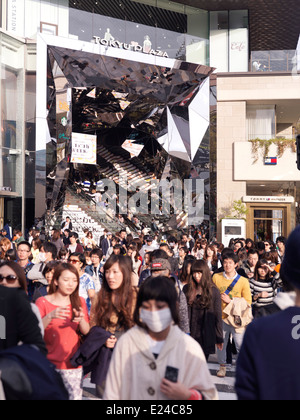 Junge Leute verlassen Tokyu Plaza Omotesando Harajuku Shopping-Center in Tokio, Japan. Stockfoto