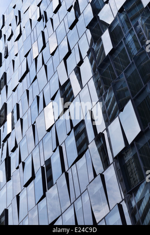 Modernes Glas Bürogebäude Wand abstrakten Hintergrund. Tokio, Japan. Stockfoto