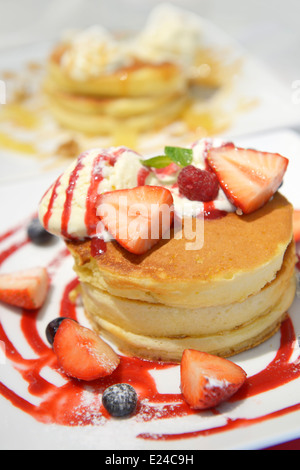 Pfannkuchen mit Eis und Erdbeeren auf einem Teller Stockfoto