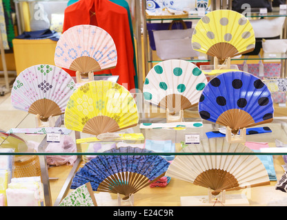 Japanischen Fans in einem Kimono-Geschäft. Tokio, Japan. Stockfoto