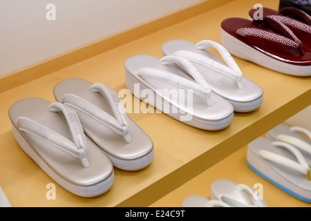 Traditionelle japanische Schuhe Zori Asien auf Store-display Stockfoto