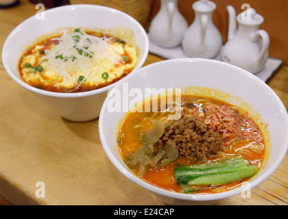 Zwei Schüsseln mit Ramen auf einen Tisch im Restaurant in Tokio, Japan Stockfoto