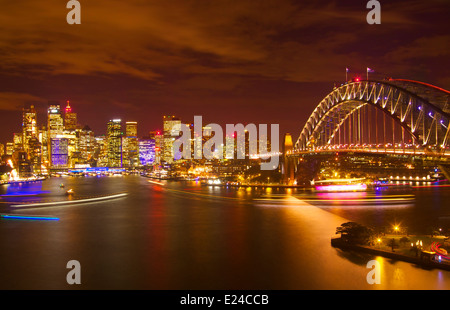 Sydney CBD Fähren und die Harbour Bridge beleuchtet als Bestandteil des Sydney lebhafte Festivals 2014. Stockfoto
