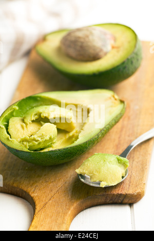 die grünen Avocado auf Schneidebrett Stockfoto