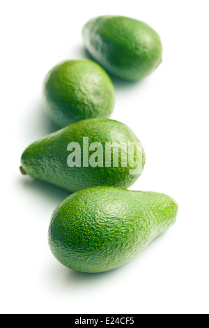 grünen Avocado auf weißem Hintergrund Stockfoto