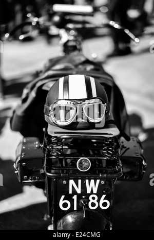 Vintage Helm und Schutzbrille auf einen Jahrgang 1924 Rudge Motorrad an der VMCC Banbury ausführen. Banbury, Oxfordshire, England Stockfoto