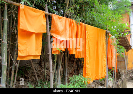 Mönchen Roben, gewaschen und zum Trocknen gehängt. Tempel in Chiang Mai, Thailand. Stockfoto