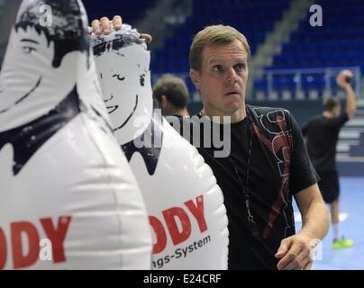 Magdeburg, Deutschland. 10. Juni 2014. Deutschen nationalen Handball Trainer Martin Heuberger besucht eine Trainingseinheit in der Getec-Arena in Magdeburg, Deutschland, 10. Juni 2014. Foto: Jens Wolf/Dpa/Alamy Live News Stockfoto