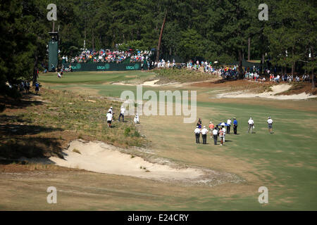 Pinehurst, North Carolina, USA. 15. Juni 2014. Martin Kaymer (GER) Golf: Martin Kaymer Deutschlands mit seinem Caddie auf das 4. Loch während der Endrunde der 114. US Open Championship in Pinehurst Resort Country Club Nr. 2 Platz in Pinehurst, North Carolina, USA. Bildnachweis: Koji Aoki/AFLO SPORT/Alamy Live-Nachrichten Stockfoto