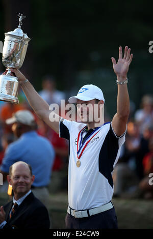 Pinehurst, North Carolina, USA. 15. Juni 2014. Martin Kaymer (GER) Golf: Martin Kaymer Deutschlands feiert mit der Trophäe nach dem Gewinn des letzten Runde von der 114. US Open Championship in Pinehurst Resort Country Club Nr. 2 Platz in Pinehurst, North Carolina, USA. Bildnachweis: Koji Aoki/AFLO SPORT/Alamy Live-Nachrichten Stockfoto