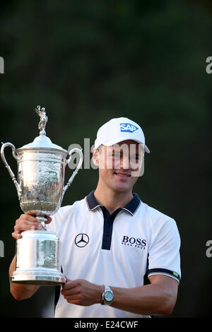 Pinehurst, North Carolina, USA. 15. Juni 2014. Martin Kaymer (GER) Golf: Martin Kaymer Deutschlands feiert mit der Trophäe nach dem Gewinn des letzten Runde von der 114. US Open Championship in Pinehurst Resort Country Club Nr. 2 Platz in Pinehurst, North Carolina, USA. Bildnachweis: Koji Aoki/AFLO SPORT/Alamy Live-Nachrichten Stockfoto