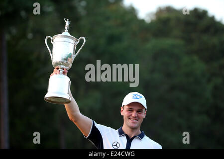 Pinehurst, North Carolina, USA. 15. Juni 2014. Martin Kaymer (GER) Golf: Martin Kaymer Deutschlands feiert mit der Trophäe nach dem Gewinn des letzten Runde von der 114. US Open Championship in Pinehurst Resort Country Club Nr. 2 Platz in Pinehurst, North Carolina, USA. Bildnachweis: Koji Aoki/AFLO SPORT/Alamy Live-Nachrichten Stockfoto