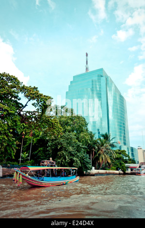 Tagesansicht des Chao Phraya Flusses mit Booten und Innenstadt Gebäude in Bangkok Stockfoto