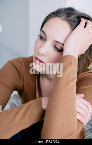 Frau im Haus Stockfoto