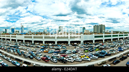 Parkplatz und Skyline von Bangkok Stockfoto