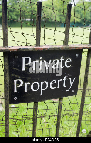 "Private Property" Schild an Metallgeländer mit Netzgewebe hinter London England UK Stockfoto