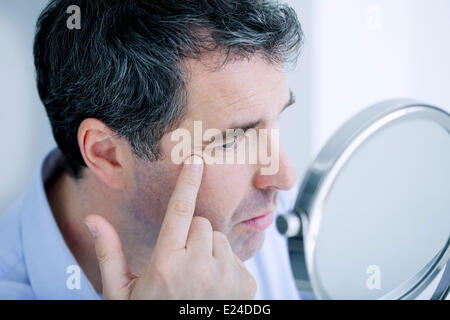 Mann mit Spiegel Stockfoto