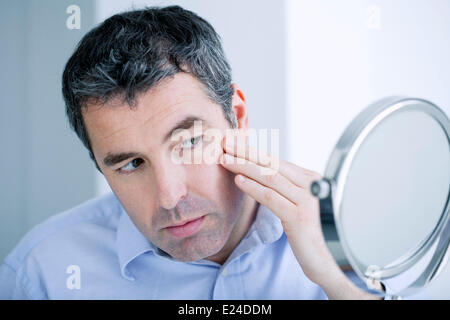 Mann mit Spiegel Stockfoto