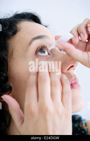 Frau mit Auge lotion Stockfoto