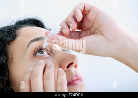 Frau mit Auge lotion Stockfoto