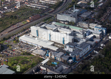 University Hospital of Wales auch bekannt als Heath Krankenhaus oder UHW Heide Park Cardiff South Wales UK Luftbild Stockfoto