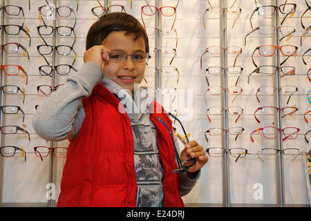 8-Year-Old Boy Brille anprobieren Stockfoto