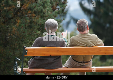 Paar auf einer Bank. Stockfoto