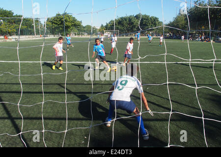 Kinder spielen Fußball in Rio. Stockfoto