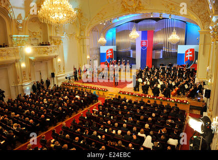 Bratislava, Sonntag. 15. Juni 2014. Neue slowakische Präsident Andrej Kiska, Zentrum, hält eine Rede nach seinen Präsidenten Eid in einer zeremoniellen Parlamentssitzung in der großen Halle der Slowakischen Philharmonie in Bratislava, Sonntag, 15. Juni 2014. Kiska ist das vierte Staatsoberhaupt seit der Gründung der unabhängigen Slowakei im Jahr 1993. Bildnachweis: Jan Koller/CTK Foto/Alamy Live-Nachrichten Stockfoto