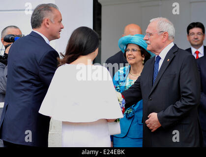 Bratislava, Sonntag. 15. Juni 2014. Neue slowakische Präsident Andrej Kiska, links, begleitet von seiner Frau Martina, 2. Links, ist vom scheidenden Präsidenten Ivan Gasparovic, Recht und seine Frau Silvia, 2. rechts, am Präsidentenpalast in Bratislava, Sonntag, 15. Juni 2014 begrüßt. Kiska ist das vierte Staatsoberhaupt seit der Gründung der unabhängigen Slowakei im Jahr 1993. Bildnachweis: Jan Koller/CTK Foto/Alamy Live-Nachrichten Stockfoto