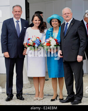 Bratislava, Sonntag. 15. Juni 2014. Neue slowakische Präsident Andrej Kiska, links, begleitet von seiner Frau Martina, 2. Links, ist vom scheidenden Präsidenten Ivan Gasparovic, Recht und seine Frau Silvia, 2. rechts, am Präsidentenpalast in Bratislava, Sonntag, 15. Juni 2014 begrüßt. Kiska ist das vierte Staatsoberhaupt seit der Gründung der unabhängigen Slowakei im Jahr 1993. Bildnachweis: Jan Koller/CTK Foto/Alamy Live-Nachrichten Stockfoto