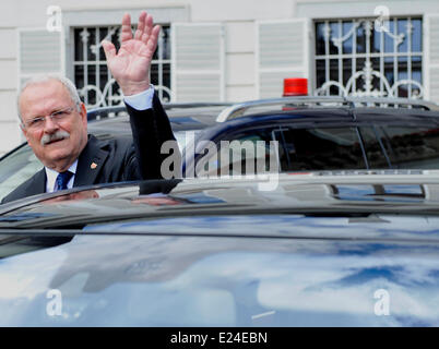 Bratislava, Sonntag. 15. Juni 2014. Der ehemalige slowakische Präsident Ivan Gasparovic Welle Abschied nach neue slowakische Präsident Andrej Kiska findet seinen Präsidenten Eid in einer zeremoniellen Parlamentssitzung in Bratislava, Sonntag, 15. Juni 2014. Kiska ist das vierte Staatsoberhaupt seit der Gründung der unabhängigen Slowakei im Jahr 1993. Bildnachweis: Jan Koller/CTK Foto/Alamy Live-Nachrichten Stockfoto