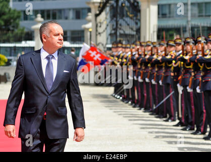 Bratislava, Sonntag. 15. Juni 2014. Neue slowakische Präsident Andrej Kiska, links, Beiträge der Ehrenwache, als er auf den Präsidentenpalast in Bratislava, Sonntag, 15. Juni 2014 kommt. Kiska ist das vierte Staatsoberhaupt seit der Gründung der unabhängigen Slowakei im Jahr 1993. Bildnachweis: Jan Koller/CTK Foto/Alamy Live-Nachrichten Stockfoto