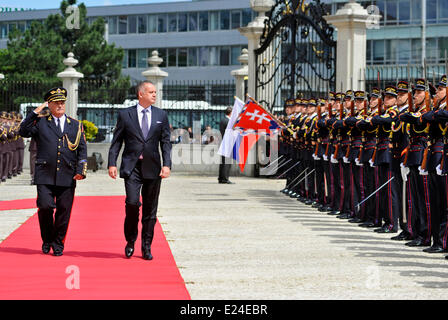 Bratislava, Sonntag. 15. Juni 2014. Neue slowakische Präsident Andrej Kiska, Zentrum, Bewertungen der Ehrenwache, wie er auf den Präsidentenpalast in Bratislava, Sonntag, 15. Juni 2014 ankommt. Kiska ist das vierte Staatsoberhaupt seit der Gründung der unabhängigen Slowakei im Jahr 1993. Bildnachweis: Jan Koller/CTK Foto/Alamy Live-Nachrichten Stockfoto