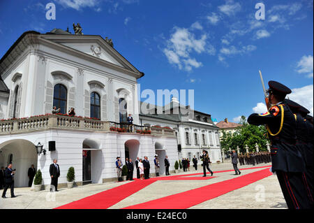 Bratislava, Sonntag. 15. Juni 2014. Neue slowakische Präsident Andrej Kiska, begleitet von seiner Frau Martina, Zentrum, kommen am Präsidentenpalast in Bratislava, Sonntag, 15. Juni 2014. Kiska ist das vierte Staatsoberhaupt seit der Gründung der unabhängigen Slowakei im Jahr 1993. Bildnachweis: Jan Koller/CTK Foto/Alamy Live-Nachrichten Stockfoto