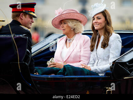 London, UK. 14. Juni 2014. Großbritanniens Prinz Harry, Camilla, Duchess of Cornwall (C) und Catherine, Herzogin von Cambridge während Trooping die Farbe Königin jährlichen Geburtstag Parade in London, Vereinigtes Königreich, 14. Juni 2014 in der Kutsche fahren. / Dpa/Alamy Live News Bildnachweis: Dpa picture-Alliance/Alamy Live News Stockfoto