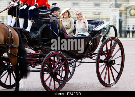 London, Großbritannien. 14. Juni 2014. Großbritanniens Prinz Edward, Sophie, Countess of Wessex (R) und Prinzessin Eugenie während Trooping die Farbe Königin jährlichen Geburtstag Parade in London, Vereinigtes Königreich, 14. Juni 2014 in der Kutsche fahren. Bildnachweis: Dpa picture Alliance/Alamy Live News Stockfoto